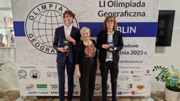 Wielki sukces naszych uczniów!!! Jarosław Augustyniak z klasy IV A i Maksymilian Bernat z klasy IV C  zostali Laureatami LI Olimpiady Geograficznej Jarosław Augustyniak zajął I miejsce w Polsce