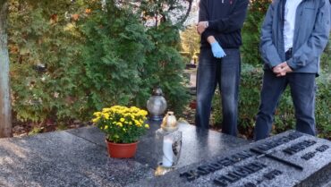 „Pamięć o zmarłych nauczycielach –   uczniowie klasy 2c w corocznej akcji sprzątania grobów”