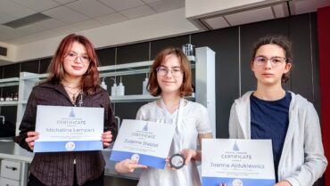 Srebrna nagroda dla naszych uczennic w konkursie Crystal Growing Competition